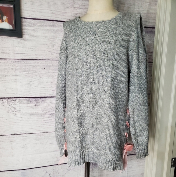 Cold shoulder sweater - Picture 1 of 3